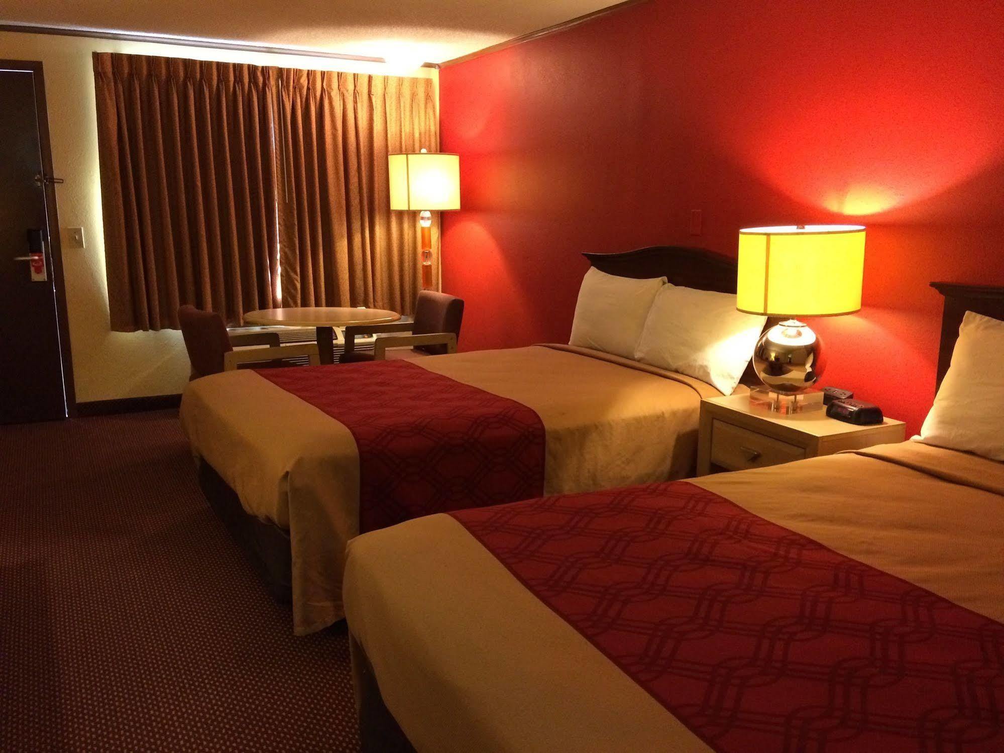 Econo Lodge Norwalk Exteriér fotografie