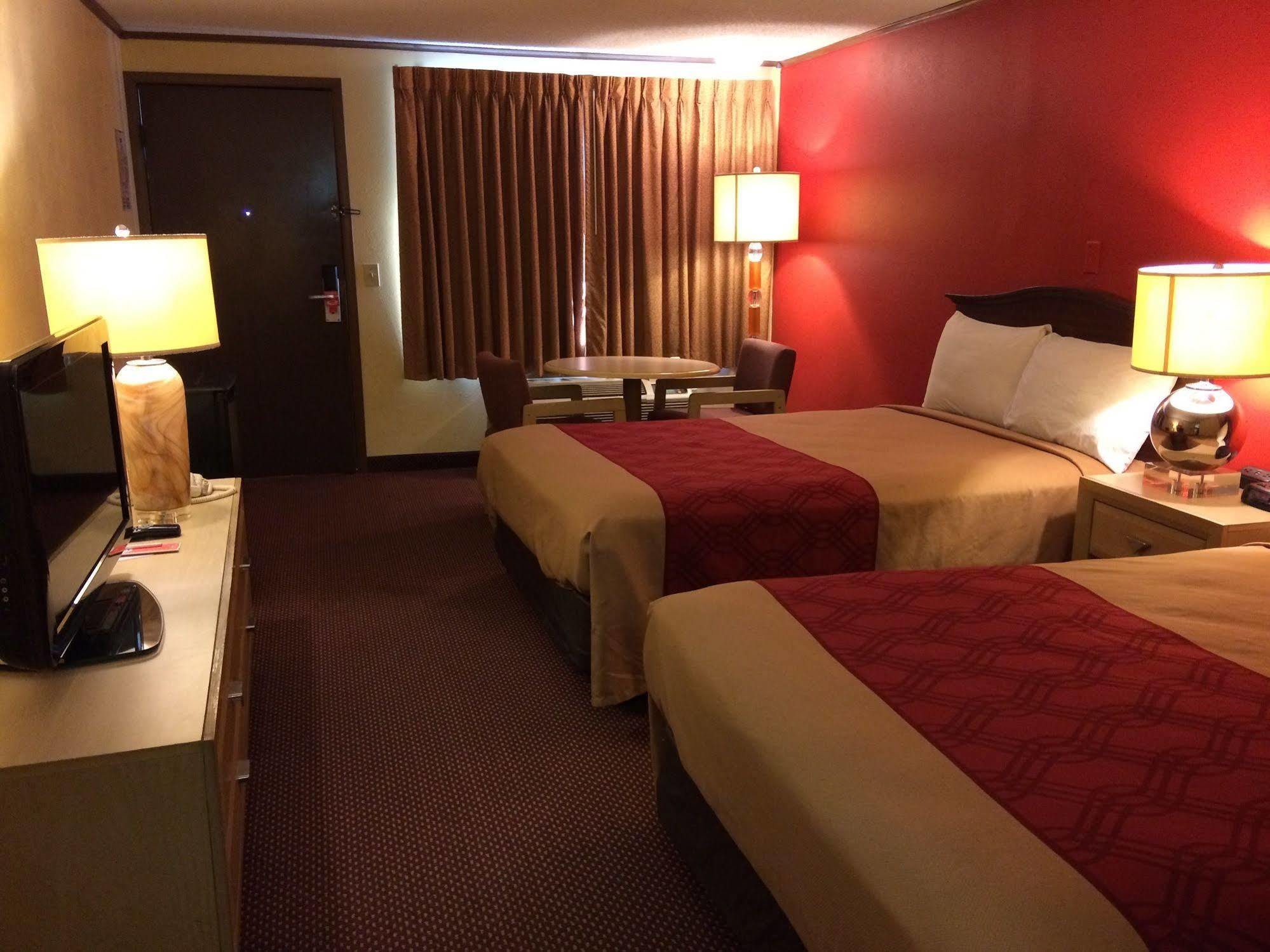 Econo Lodge Norwalk Exteriér fotografie