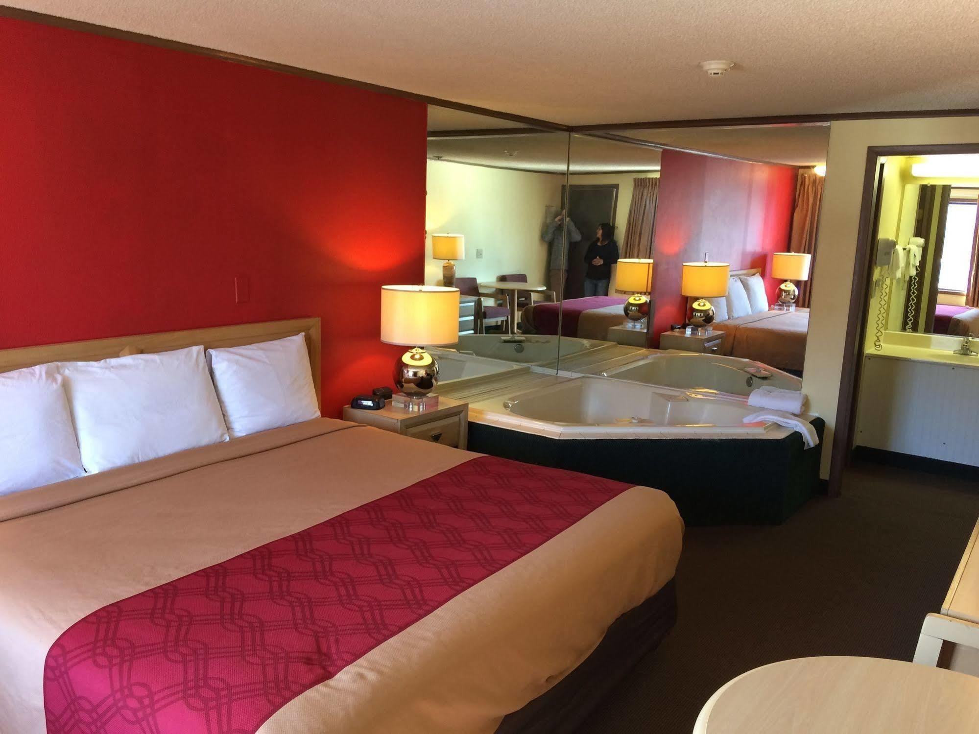 Econo Lodge Norwalk Exteriér fotografie