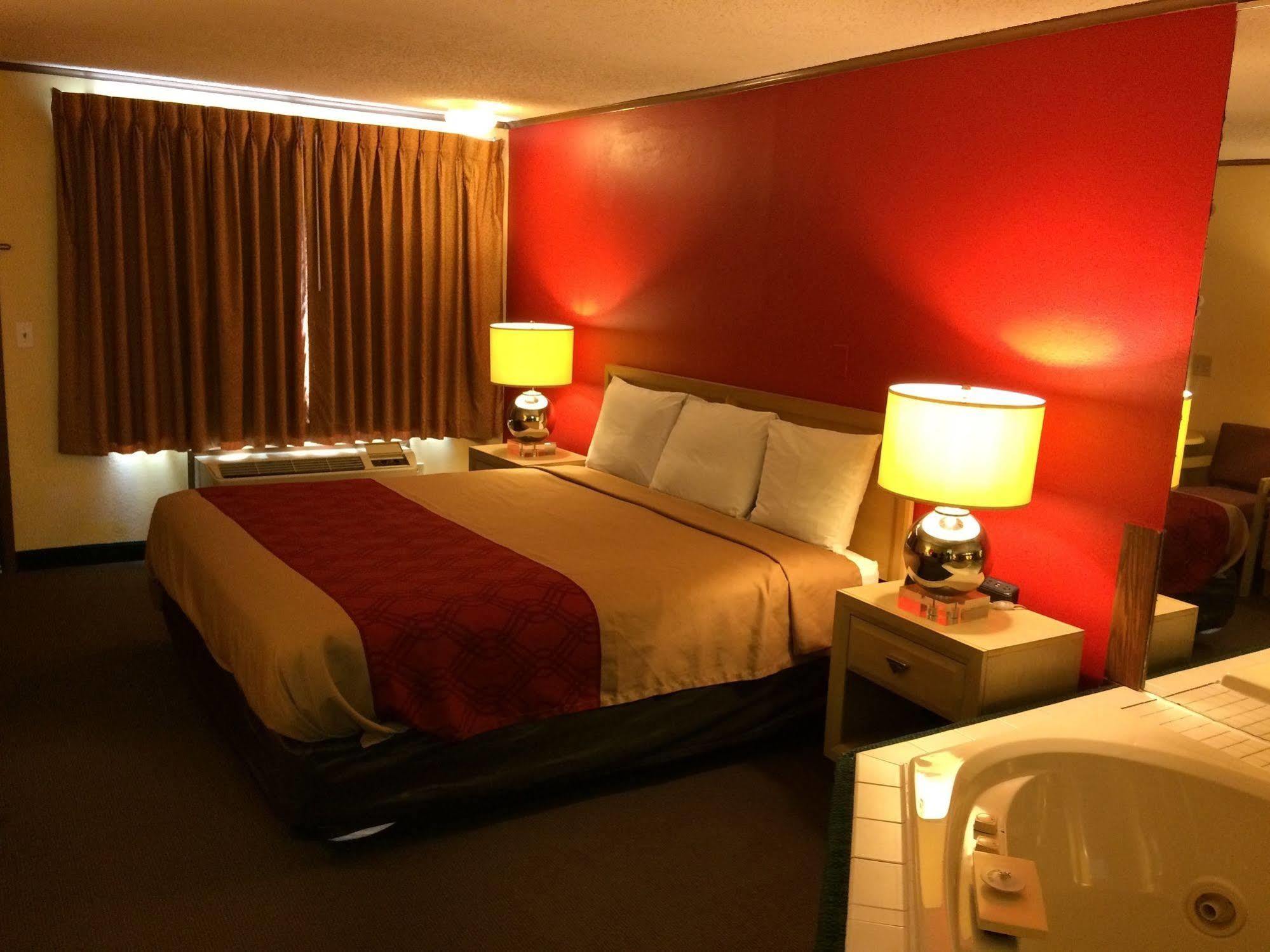 Econo Lodge Norwalk Exteriér fotografie