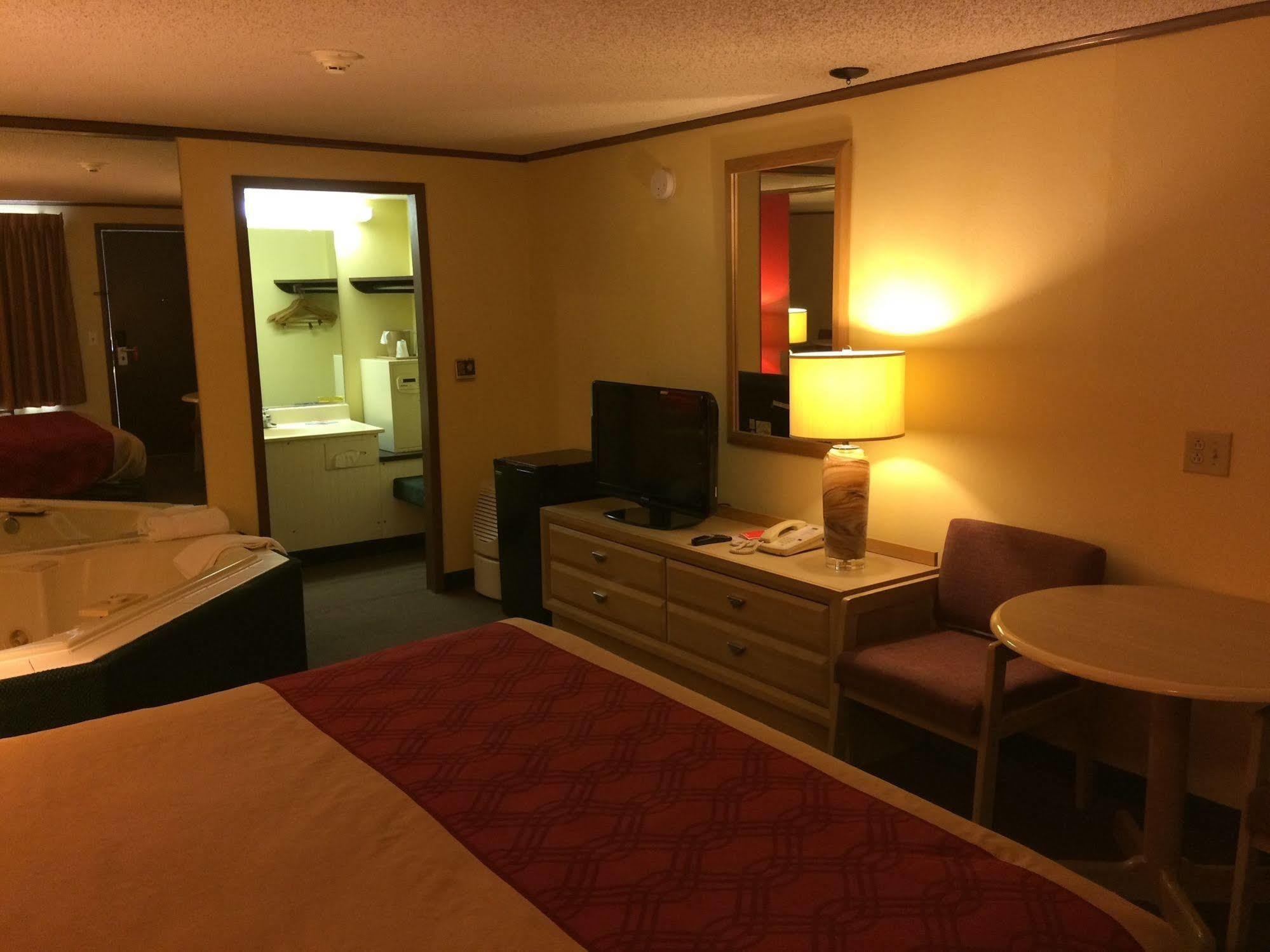 Econo Lodge Norwalk Exteriér fotografie