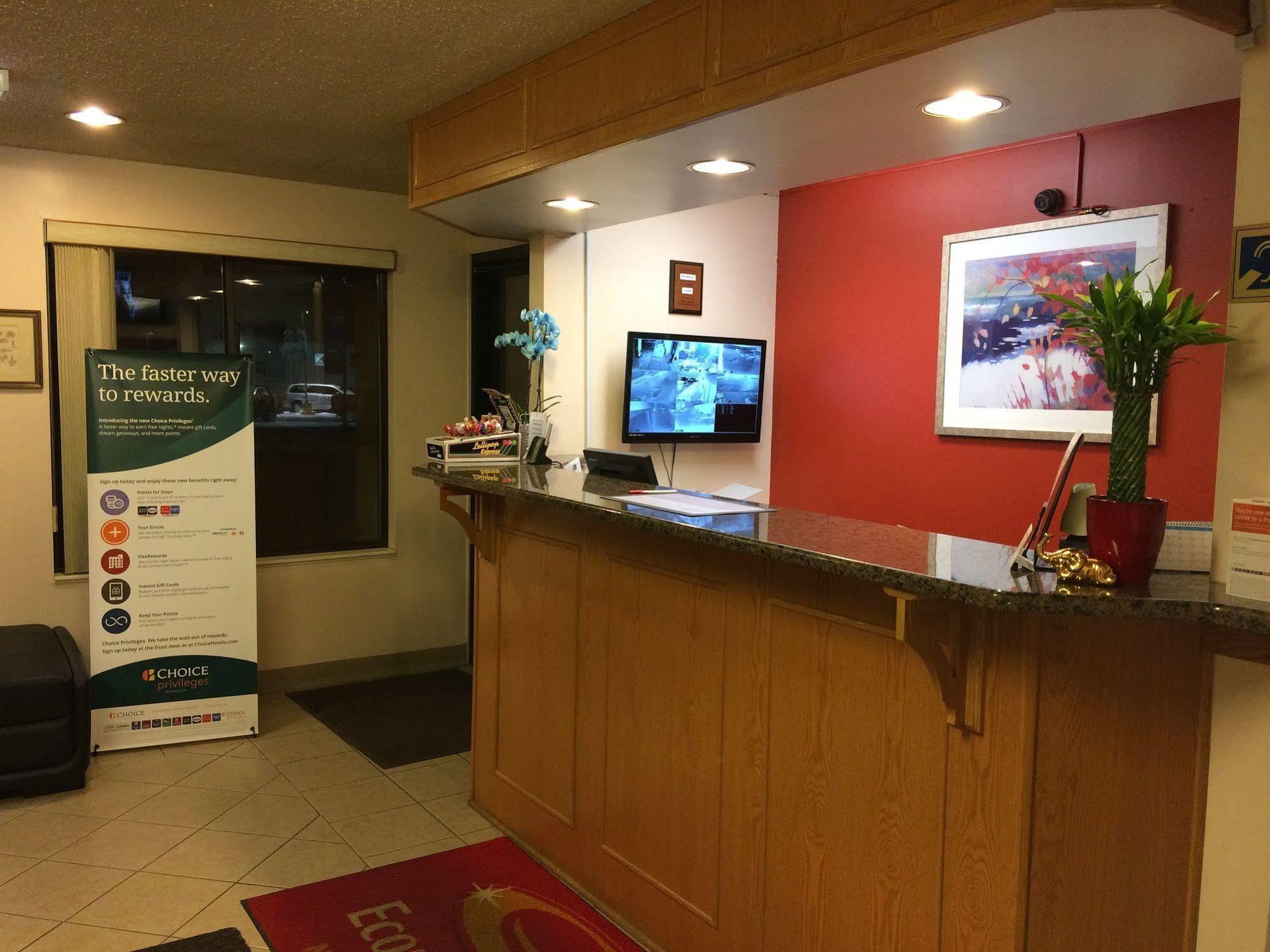Econo Lodge Norwalk Exteriér fotografie