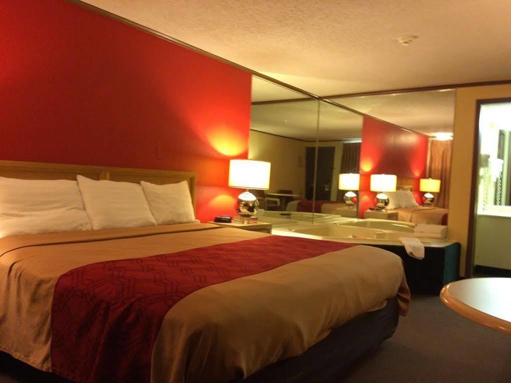 Econo Lodge Norwalk Exteriér fotografie