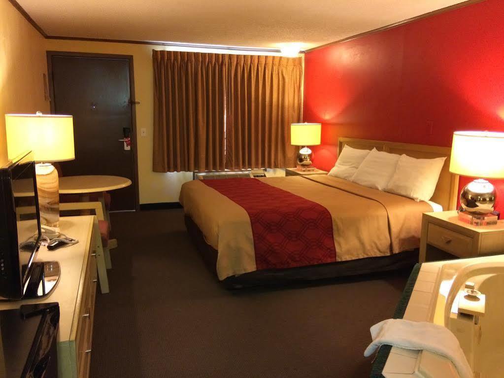 Econo Lodge Norwalk Exteriér fotografie